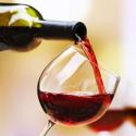 Bottiglia di vino rosso con calice