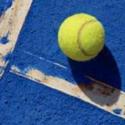Pallina in campo da tennis