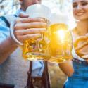 Brindisi con boccali di birra
