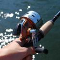Mano con canna da pesca