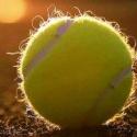 Palla da tennis con riflesso del sole