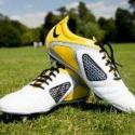 scarpe sportive su prato