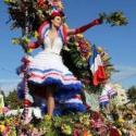 ragazza che getta fiori da un carro a Nizza
