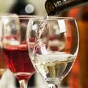 Bicchieri di vino rosso e bianco
