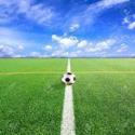 Campo di calcio con sfondo azzurro