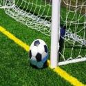 Pallone da calcio vicino alla porta