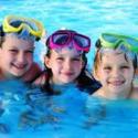 Bambine in piscina