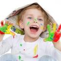 bambino con mani colorate