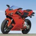 una moto rossa