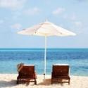 un ombrellone e due sdraie su una spiaggia