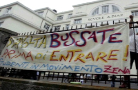 Un cartello appeso ai cancelli della scuola Diaz